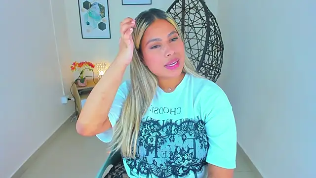 Snapshot of Carlota_peach chatting on February 17, 2025, 3:15 am Carlota peach online show from February 17, 2025, 3:15 am