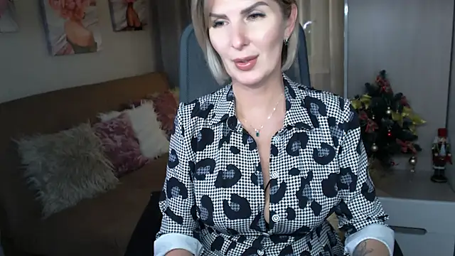 Snapshot of sensualEmilia chatting on December 17, 2024, 7:48 pm sensualEmilia online show from December 17, 2024, 7:48 pm