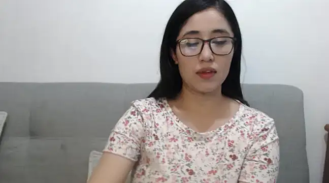 Snapshot of YummymeowW chatting on January 25, 2025, 4:23 am YummymeowW online show from January 25, 2025, 4:23 am