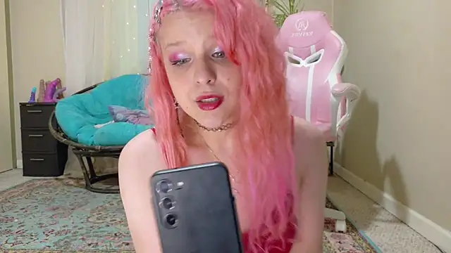 Snapshot of Emihaze chatting on July 14, 2026, 8:25 pm Emihaze online show from July 14, 2026, 8:25 pm