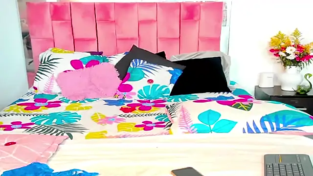 Snapshot of the_queen_aleja chatting on October 31, 2025, 12:28 pm the queen aleja online show from October 31, 2025, 12:28 pm