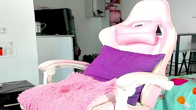 Snapshot of the_queen_aleja chatting on December 3, 2025, 12:14 pm the queen aleja online show from December 3, 2025, 12:14 pm