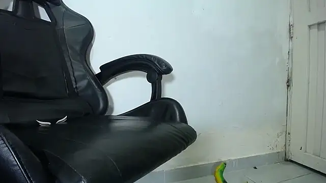 hersheybanks23 online show from November 20, 2025, 11:10 am