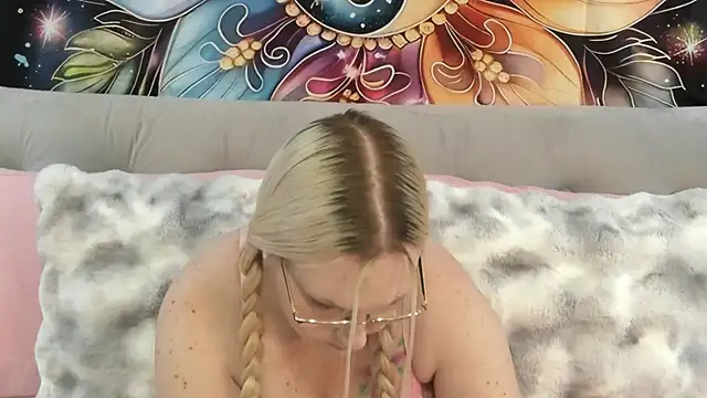 Snapshot of SaraBearXo chatting on November 18, 2025, 12:42 pm SaraBearXo online show from November 18, 2025, 12:42 pm