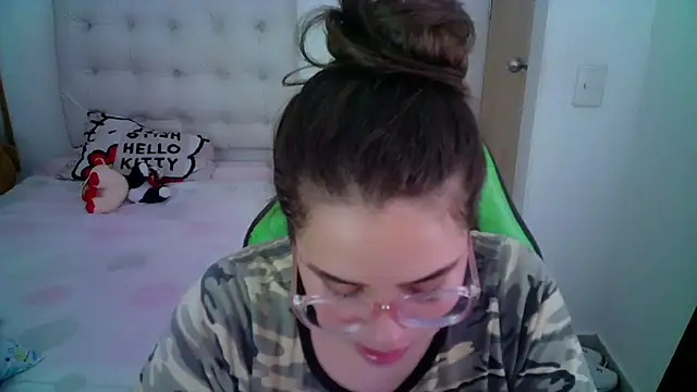 Snapshot of _alicia_z chatting on December 5, 2024, 7:49 pm alicia z online show from December 5, 2024, 7:49 pm