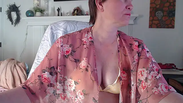 AuroraWillows online show from February 6, 2026, 3:44 am