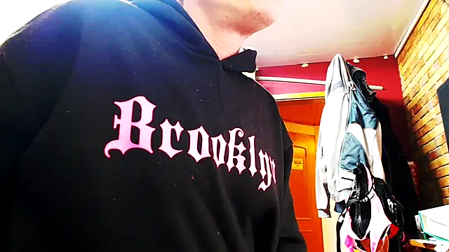 Snapshot of Fem-Boy40 chatting on April 5, 2026, 10:29 pm Fem-Boy40 online show from April 5, 2026, 10:29 pm