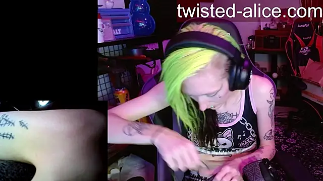 alicewonder09 online show from April 12, 2026, 3:00 am