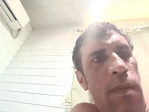 Hotcasados69 online show from April 12, 2026, 11:15 am