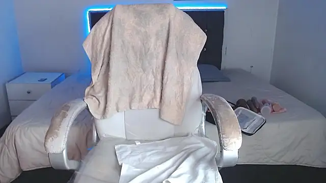 selena yourmilf online show from January 13, 2026, 2:22 pm