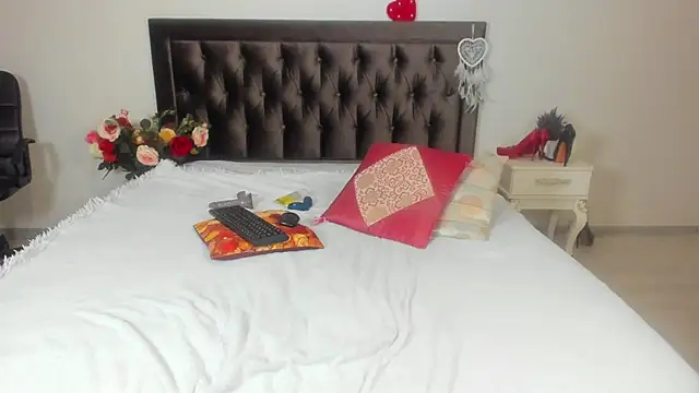 MarciaColins online show from October 25, 2025, 6:57 pm