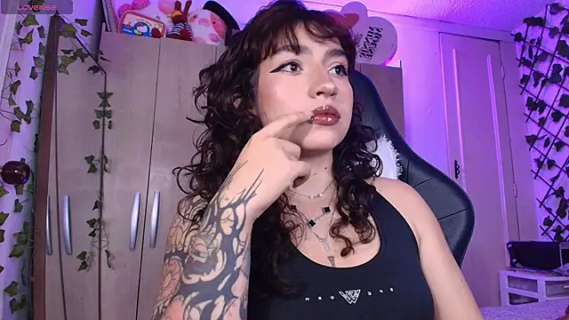 Snapshot of valenor_ chatting on July 22, 2026, 4:15 am valenor online show from July 22, 2026, 4:15 am