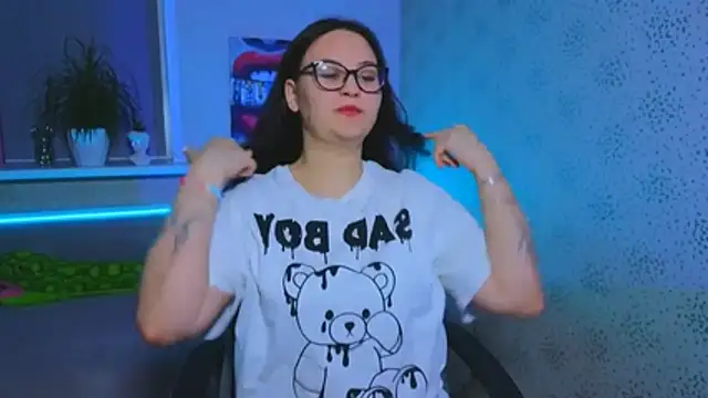 EsterLogan online show from November 8, 2025, 12:27 pm