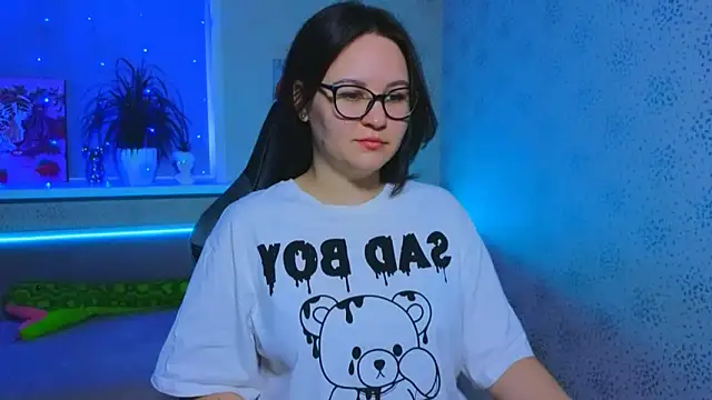 EsterLogan online show from November 10, 2025, 10:58 am