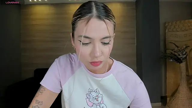 Snapshot of NiaHolland chatting on October 23, 2025, 7:56 pm NiaHolland online show from October 23, 2025, 7:56 pm