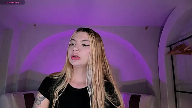 Snapshot of NiaHolland chatting on March 24, 2026, 6:35 pm NiaHolland online show from March 24, 2026, 6:35 pm