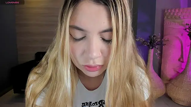 Snapshot of NiaHolland chatting on May 4, 2026, 5:20 pm NiaHolland online show from May 4, 2026, 5:20 pm