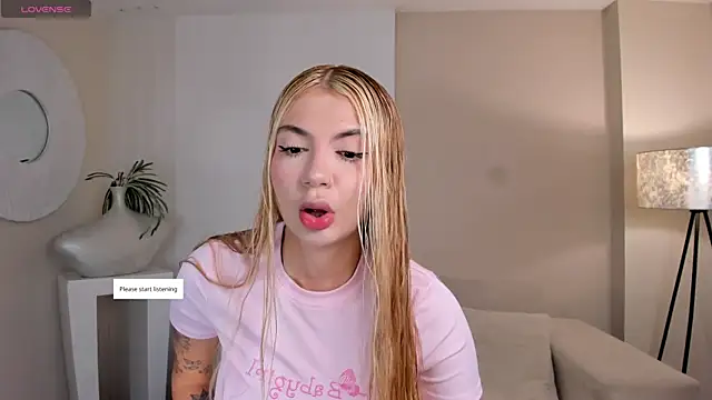 NiaHolland online show from June 5, 2026, 10:54 am