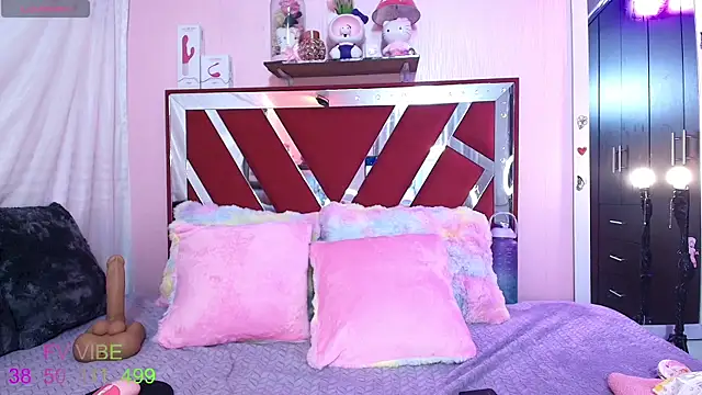 Snapshot of Foxy_Megan chatting on February 11, 2025, 11:10 am Foxy Megan online show from February 11, 2025, 11:10 am