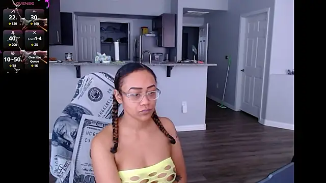 Snapshot of RylHoneyy chatting on June 10, 2026, 8:19 pm RylHoneyy online show from June 10, 2026, 8:19 pm