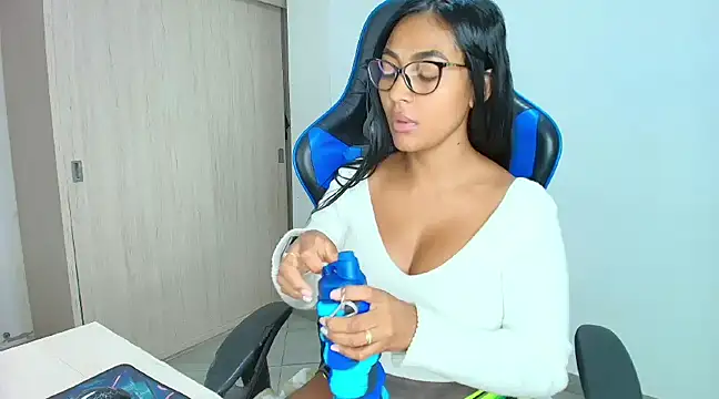 Snapshot of sophiax-x chatting on December 10, 2024, 12:05 pm sophiax-x online show from December 10, 2024, 12:05 pm