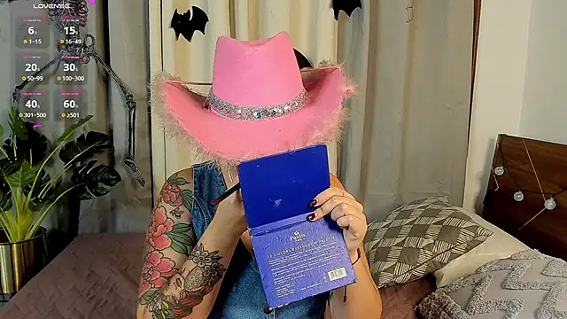 Snapshot of Amy_art chatting on October 24, 2025, 8:49 pm Amy art online show from October 24, 2025, 8:49 pm