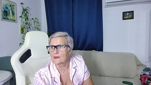 Snapshot of Selenna57 chatting on November 27, 2025, 6:43 pm Selenna57 online show from November 27, 2025, 6:43 pm