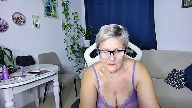 Snapshot of Selenna57 chatting on February 3, 2026, 6:35 pm Selenna57 online show from February 3, 2026, 6:35 pm