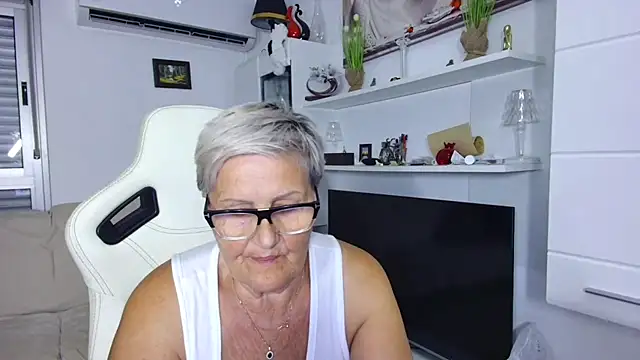 Snapshot of Selenna57 chatting on July 3, 2026, 5:19 pm Selenna57 online show from July 3, 2026, 5:19 pm