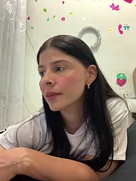 Estefani 32 online show from April 12, 2026, 1:43 am