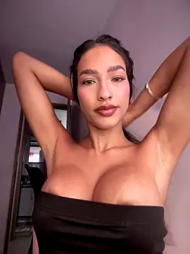 Snapshot of DulceLenns chatting on November 4, 2025, 7:35 pm DulceLenns online show from November 4, 2025, 7:35 pm