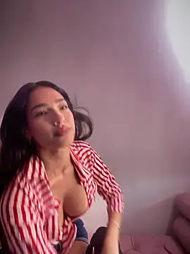 Snapshot of DulceLenns chatting on November 8, 2025, 6:18 pm DulceLenns online show from November 8, 2025, 6:18 pm