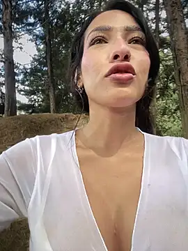 Snapshot of DulceLenns chatting on November 9, 2025, 7:01 pm DulceLenns online show from November 9, 2025, 7:01 pm