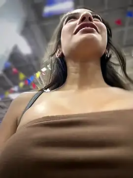 DulceLenns online show from April 10, 2026, 8:35 pm