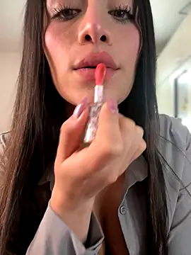 Snapshot of Emmily_19 chatting on November 18, 2025, 10:03 pm Emmily 19 online show from November 18, 2025, 10:03 pm