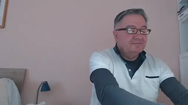 Snapshot of YOU6me chatting on February 17, 2025, 9:24 am YOU6me online show from February 17, 2025, 9:24 am