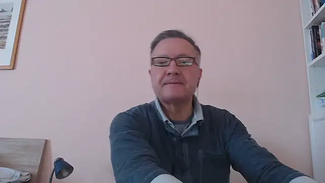 Snapshot of YOU6me chatting on November 5, 2025, 11:21 am YOU6me online show from November 5, 2025, 11:21 am