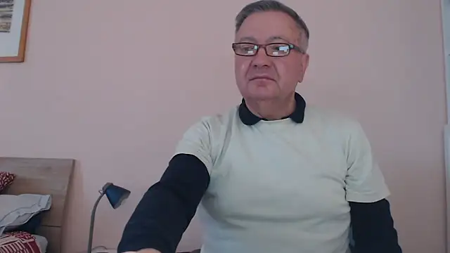 Snapshot of YOU6me chatting on November 9, 2025, 8:45 am YOU6me online show from November 9, 2025, 8:45 am