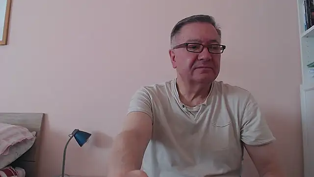 Snapshot of YOU6me chatting on November 14, 2025, 8:13 am YOU6me online show from November 14, 2025, 8:13 am