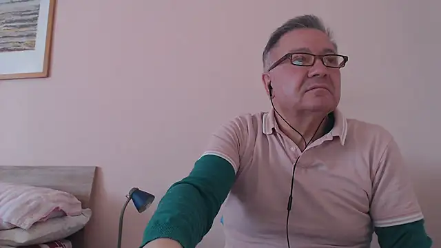 Snapshot of YOU6me chatting on November 15, 2025, 10:34 am YOU6me online show from November 15, 2025, 10:34 am