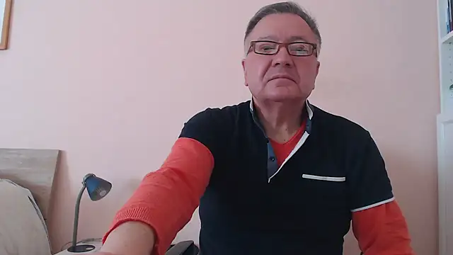 Snapshot of YOU6me chatting on November 22, 2025, 9:41 am YOU6me online show from November 22, 2025, 9:41 am