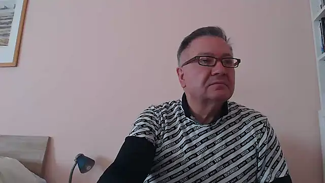 Snapshot of YOU6me chatting on November 23, 2025, 8:58 am YOU6me online show from November 23, 2025, 8:58 am