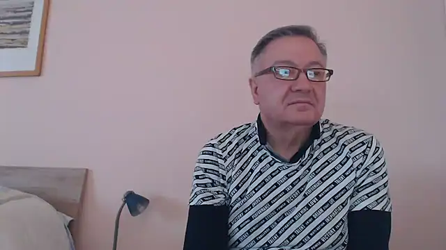 Snapshot of YOU6me chatting on November 24, 2025, 8:36 am YOU6me online show from November 24, 2025, 8:36 am