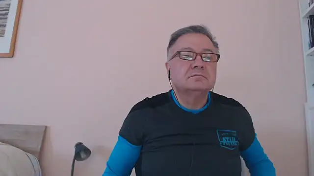 Snapshot of YOU6me chatting on November 28, 2025, 9:45 am YOU6me online show from November 28, 2025, 9:45 am