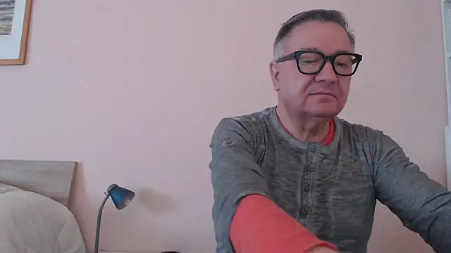 Snapshot of YOU6me chatting on December 2, 2025, 9:36 am YOU6me online show from December 2, 2025, 9:36 am