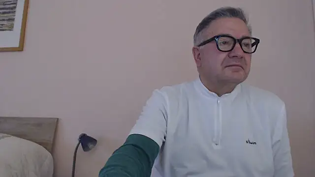 Snapshot of YOU6me chatting on December 4, 2025, 8:45 am YOU6me online show from December 4, 2025, 8:45 am