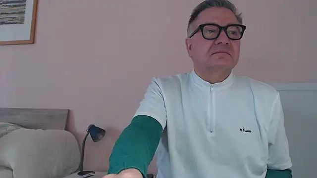 Snapshot of YOU6me chatting on December 5, 2025, 8:12 am YOU6me online show from December 5, 2025, 8:12 am