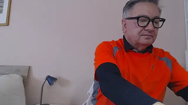 Snapshot of YOU6me chatting on December 18, 2025, 9:15 am YOU6me online show from December 18, 2025, 9:15 am