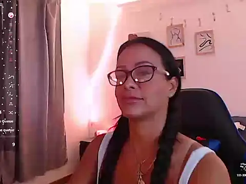emmily castro online show from October 6, 2025, 1:08 pm