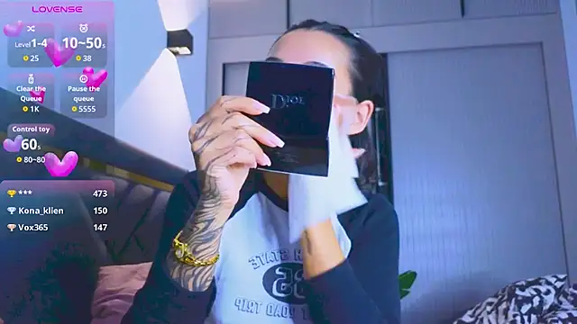 Mia Tin online show from October 17, 2025, 3:14 pm